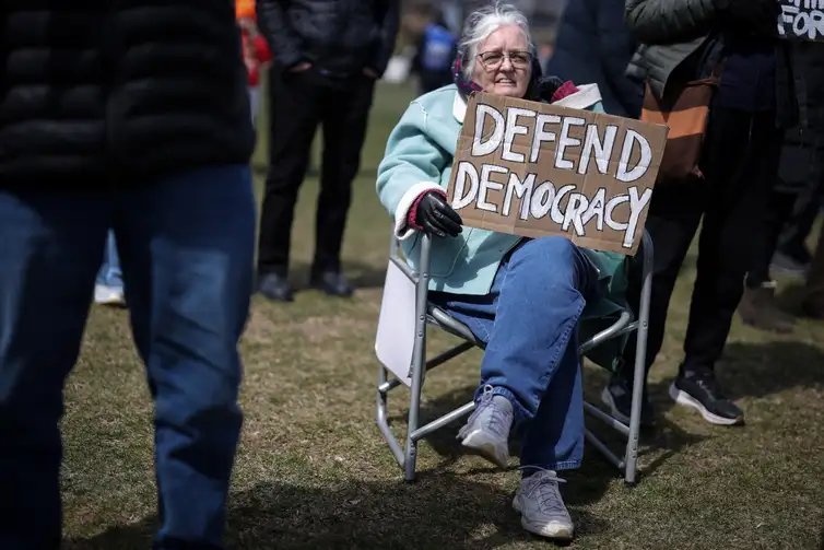 Reuters/MIKE SEGAR//Proibida reprodução 79-year-old Christine Hughes holds a sign as she attends a demonstration during the day of