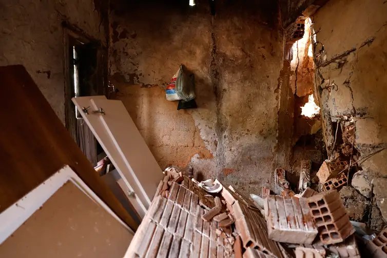 Juiz de Fora (MG), 19/03/2026 - Casa de Gilvan Leal Luzia, 55 anos, no bairro Três Moinhos, uma das regiões mais afetadas pelas chuvas. Um mês depois dos deslizamentos e alagamentos que causaram a morte de mais de 70 pessoas em Juiz de Fora, além de deixar milhares de pessoas desabrigadas. Foto: Tânia Rêgo/Agência Brasil