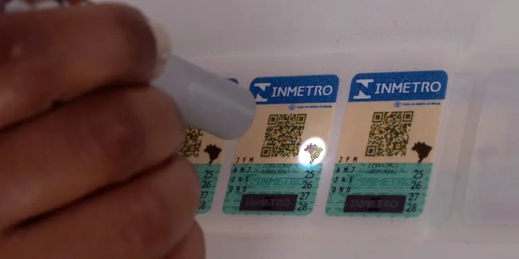 Selos antigos do Inmetro para capacete, extintor e GNV vencem em março Selos antigos do Inmetro para capacete, extintor e GNV vencem em março