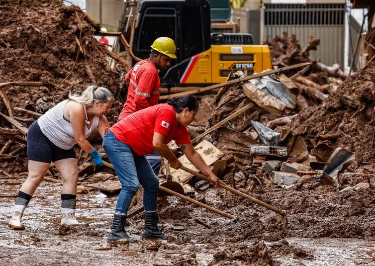 28/02/2026 - Juíz de Fora - MG - Bombeiros fazem a última frente de procura de vítimas em que estão tentando resgatar o corpo de um menino de 9 anos, após deslizamento de terra no bairro Paineiras. Foto: Tânia Rego/Agência Brasil