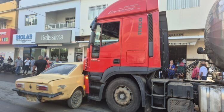 Motorista de 71 anos escapa com ferimentos leves após colisão entre Corcel e carreta em Barra de São Francisco