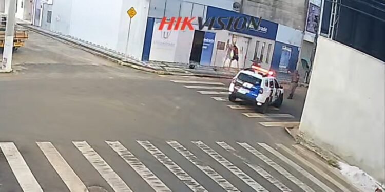 Veja vídeo: perseguidos pela Polícia, suspeitos batem contra parede de casa