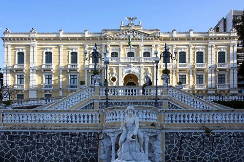 Enivaldo e Theodorico Ferraço almoçam com governador em Palácio