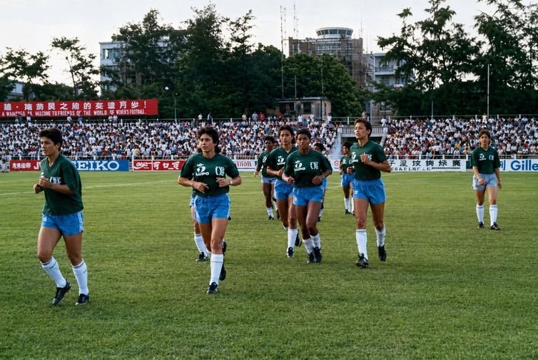 China. FOTO DE ARQUIVO - Jogadoras da primeira seleção brasileira no aquecimento em 1988. Foto: Acervo Museu do Futebol/Divulgação