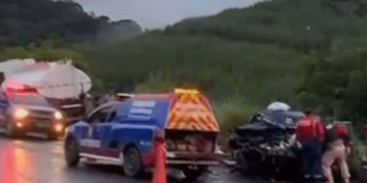 Colisão entre carro e caminhão-tanque deixa quatro mortos na BR-262, em Minas Gerais