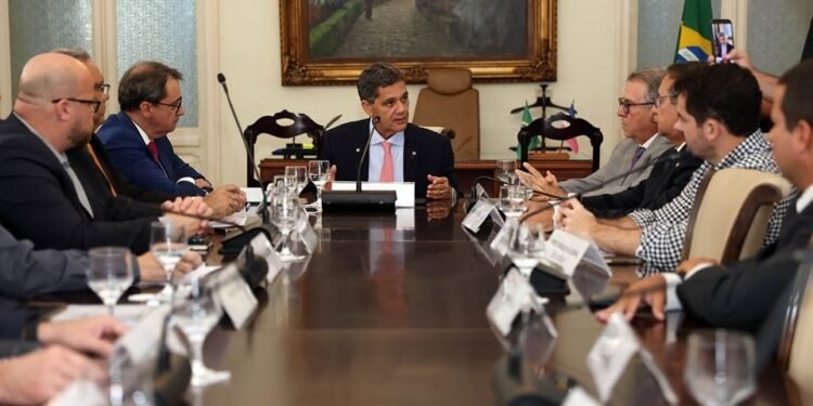 Com homicídios em queda, Ricardo faz primeira reunião do Estado Presente como governador