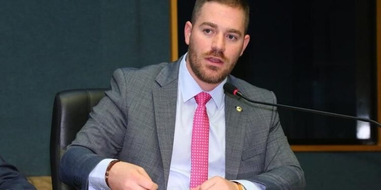 Depois de “namorar” Ricardo, Renzo divulga nota fechando com Pazolini