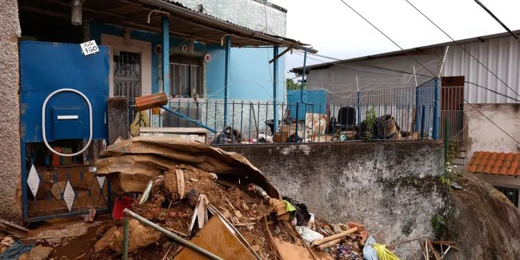 Famílias afetadas por enchentes em MG precisam validar cadastro Famílias afetadas por enchentes em MG precisam validar cadastro