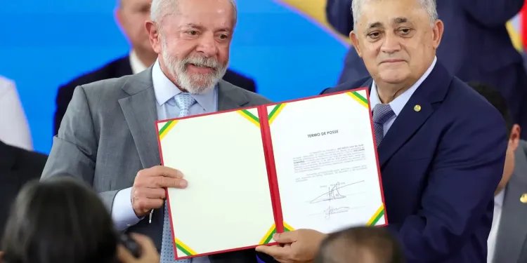 José Guimarães assume ministério e fala em "derrotar o fascismo" José Guimarães assume ministério e fala em "derrotar o fascismo"