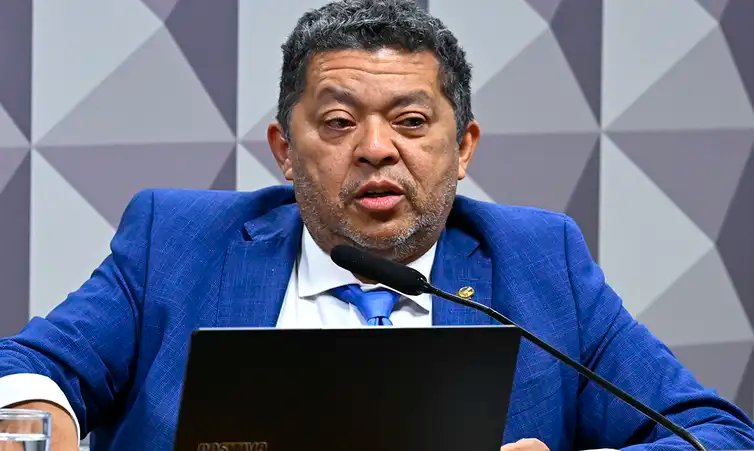 Waldemir Barreto/Agência Senado Brasília (DF), 14/04/2026 - O relator da Comissão Mista da Medida Provisória (CMMPV) n° 1.323, de 2025, senador Beto Faro (PT-PA), que altera a legislação sobre o seguro-desemprego para pescadores artesanais durante o período de defeso (período em que a pesca é proibida para proteger a reprodução das espécies), realiza reunião deliberativa para apreciação do relatório. Foto: Waldemir Barreto/Agência Senado