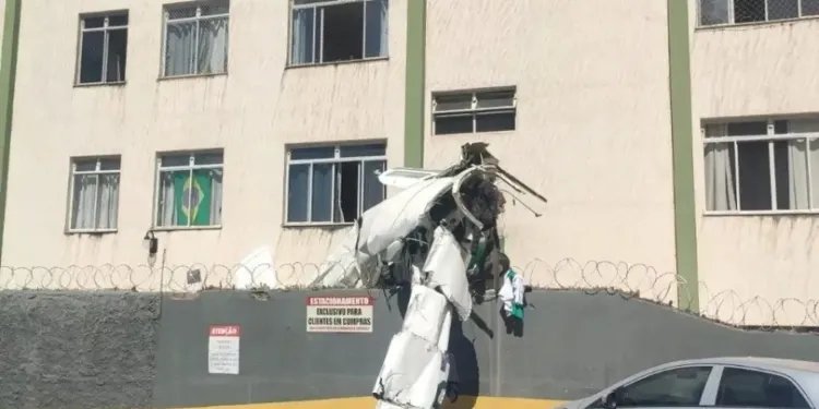 Avião de bimotor cai e bate em prédio em Belo Horizonte; veja vídeo