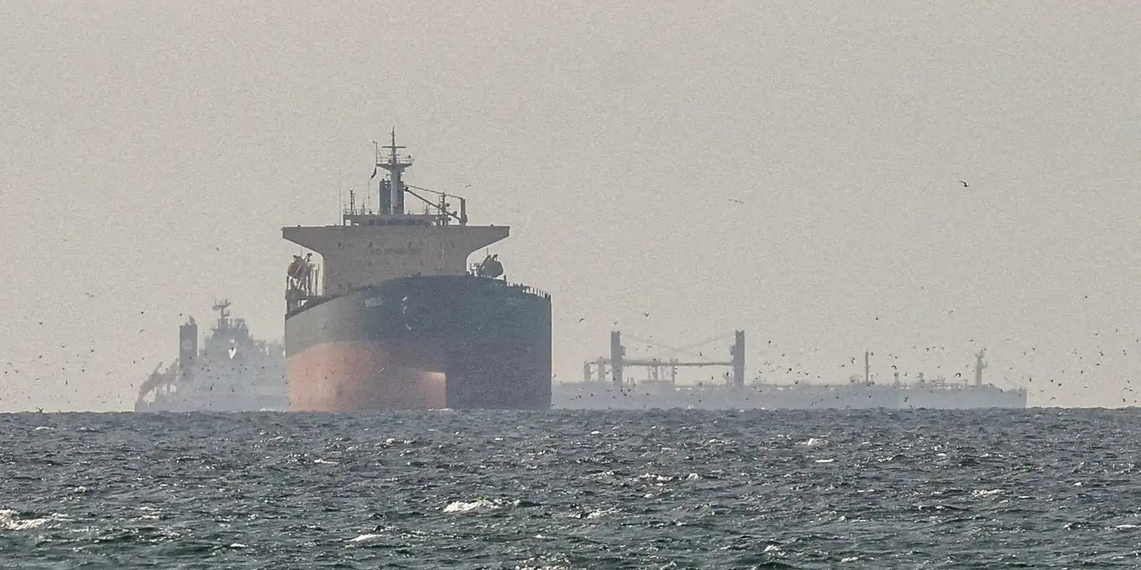 Irã nega passagem de navios dos EUA por Ormuz e petróleo dispara