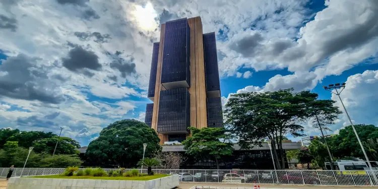 Bancos transferem R$ 5,7 bi de valores esquecidos para o Desenrola Bancos transferem R$ 5,7 bi de valores esquecidos para o Desenrola