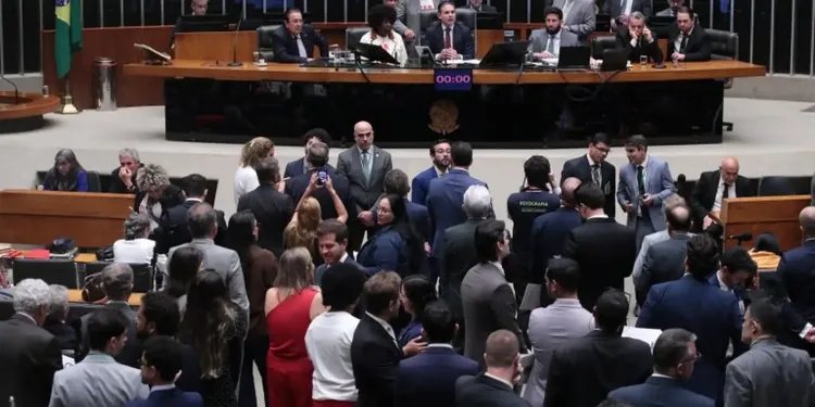 Câmara aprova, em primeiro turno, PEC do fim da escala 6×1 Câmara aprova, em primeiro turno, PEC do fim da escala 6×1
