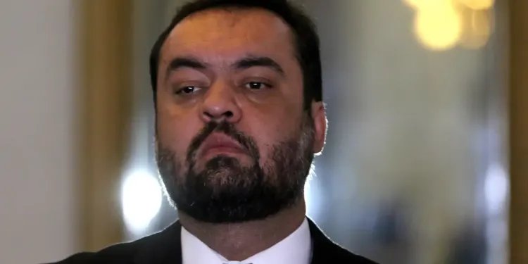 Castro desiste de candidatura ao Senado após ser alvo de ações da PF Castro desiste de candidatura ao Senado após ser alvo de ações da PF