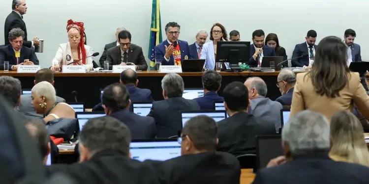 Centrão tenta derrubar transição de 60 dias para fim da escala 6×1 Centrão tenta derrubar transição de 60 dias para fim da escala 6×1