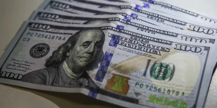 Dólar fecha abaixo de R$ 4,90 pela primeira vez em 28 meses Dólar fecha abaixo de R$ 4,90 pela primeira vez em 28 meses