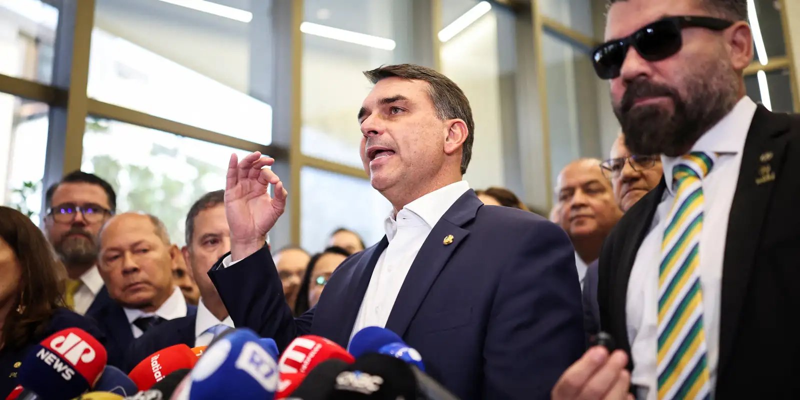 Flávio confirma encontro com Vorcaro após banqueiro ter sido preso Flávio confirma encontro com Vorcaro após banqueiro ter sido preso