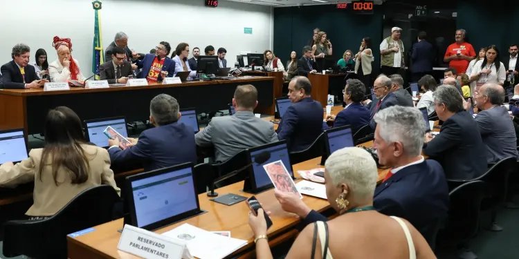 Oposição critica PEC do fim da escala 6×1 durante votação na Comissão Oposição critica PEC do fim da escala 6×1 durante votação na Comissão