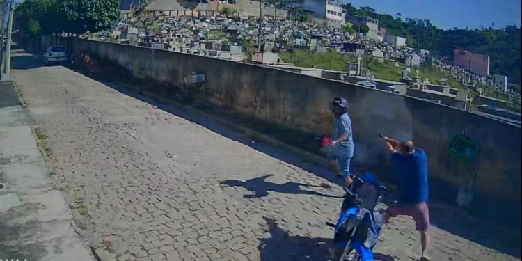 Polícia procura homem que deu sete tiros em desafeto à luz do dia; veja vídeos Polícia procura homem que deu sete tiros em desafeto à luz do dia; veja vídeos
