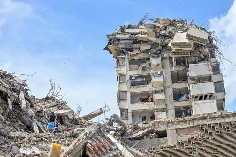 People search for casualties amid the rubble of collapsed buildings, in the aftermath of earthquakes in La Guaira, Venezuela, June 25, 2026. REUTERS/Maxwell Briceno TPX IMAGES OF THE DAY