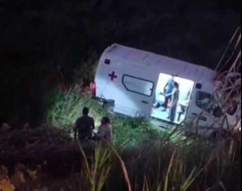 Ambulância atinge motociclista e cai em ribanceira após motorista sofrer convulsão em Pancas