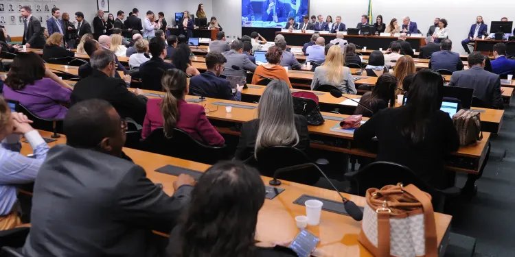 CCJ da Câmara adia análise da PEC da redução da maioridade penal CCJ da Câmara adia análise da PEC da redução da maioridade penal