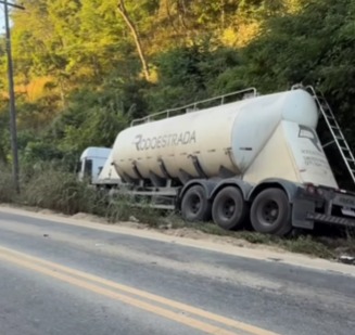 Carreta atinge traseira de caminhão após possível falha mecânica na ES-080 entre Barra de São Francisco e Colatina