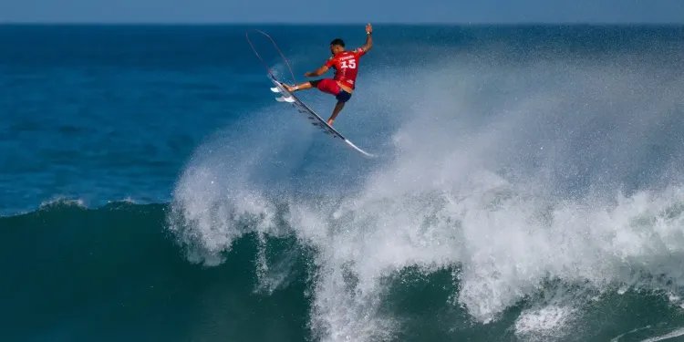 Com 4 surfistas, Brasil segue na briga pela etapa de Saquarema Com 4 surfistas, Brasil segue na briga pela etapa de Saquarema