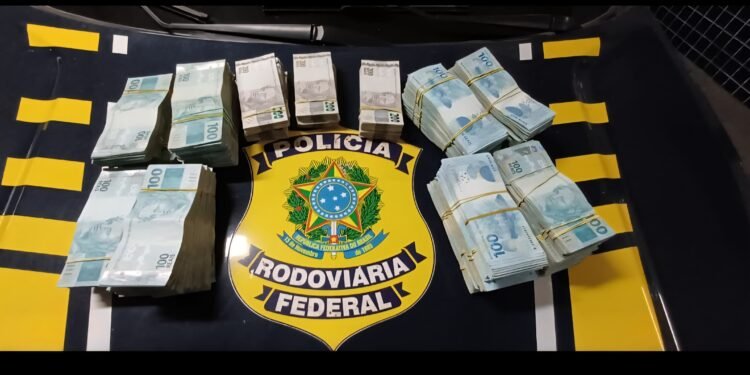 De Brasília para Vitória: passageiro de ônibus detido com R$ 500 mil na mochila