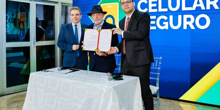 Lula cria plataforma para coibir roubos de celulares e vendas ilegais Lula cria plataforma para coibir roubos de celulares e vendas ilegais