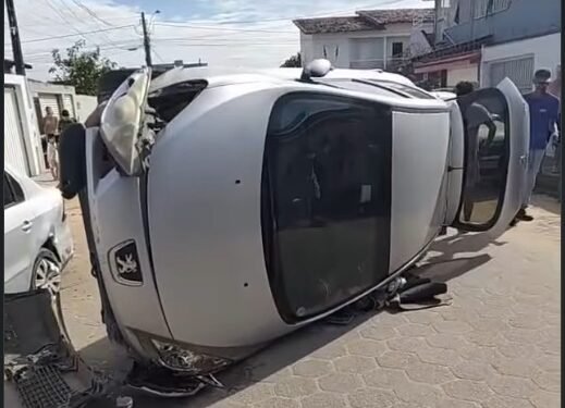 Motorista fica preso às ferragens após capotamento de carro em Guriri, em São Mateus Motorista fica preso às ferragens após capotamento de carro em Guriri, em São Mateus