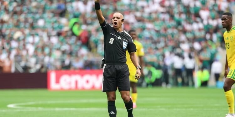 Árbitro brasileiro é o mais cotado para apitar final da Copa do Mundo
