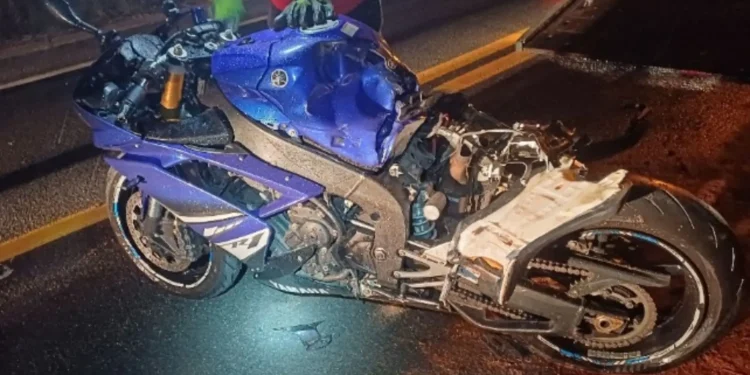 Motociclista fica ferido após bater na traseira de carreta na BR-101, em Jaguaré Motociclista fica ferido após bater na traseira de carreta na BR-101, em Jaguaré