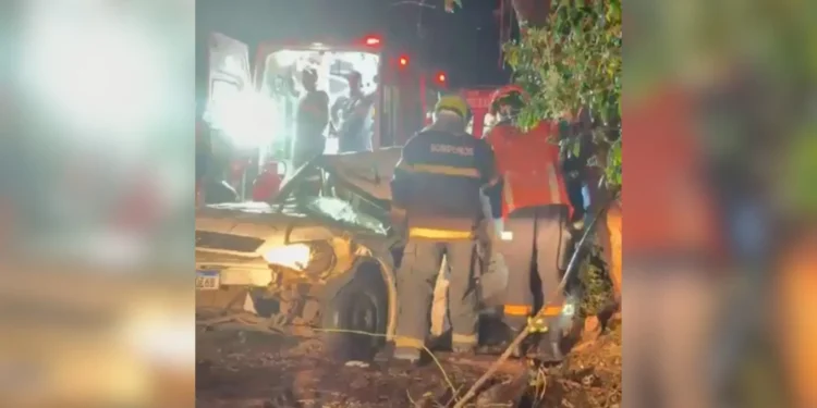 Motorista fica preso às ferragens após capotamento em área rural de São Mateus Motorista fica preso às ferragens após capotamento em área rural de São Mateus