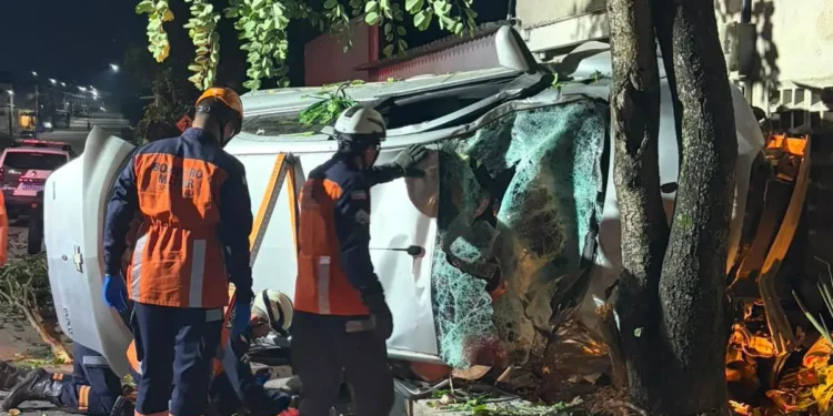 Motorista provoca série de acidentes durante fuga em Linhares e só para após bater em casa, árvore e poste Motorista provoca série de acidentes durante fuga em Linhares e só para após bater em casa, árvore e poste