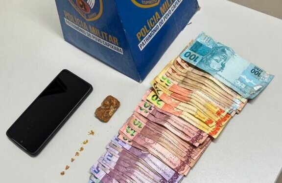 Suspeita é presa por tráfico de drogas durante operação da PM no bairro Colina, em Barra de São Francisco