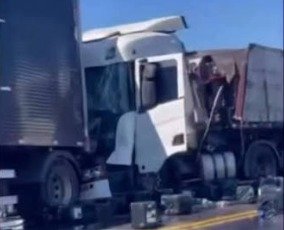 Carreta carregada com blocos de pedra tomba e deixa óleo na pista em Nova Venécia Carreta carregada com blocos de pedra tomba e deixa óleo na pista em Nova Venécia