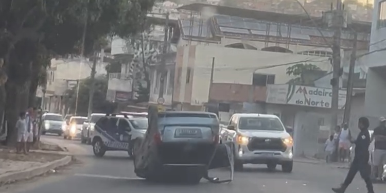 Motorista é levado à delegacia após bater em carro estacionado e capotar em Barra de São Francisco Motorista é levado à delegacia após bater em carro estacionado e capotar em Barra de São Francisco