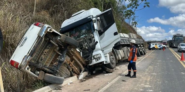 Motorista fica gravemente ferido após Hilux colidir com caminhão na BR-259, em Colatina