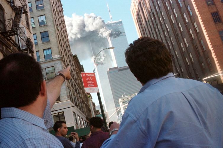 Reuters/Richard Cohen/Arquivo/Proibida reprodução Pedestrians react to the World Trade Center collapse September 11, 2001. Two commercial airplanes crashed into the World Trade Center earlier. REUTERS/Richard Cohen AC