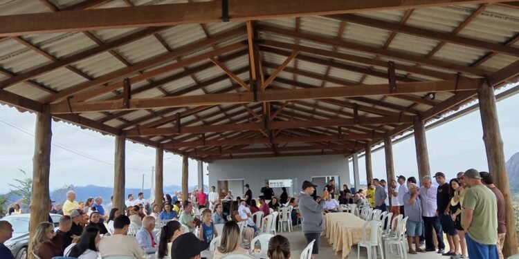 Torre de TV de Barra de São Francisco é inaugurada com festa, caminhada e apresentação de parapente