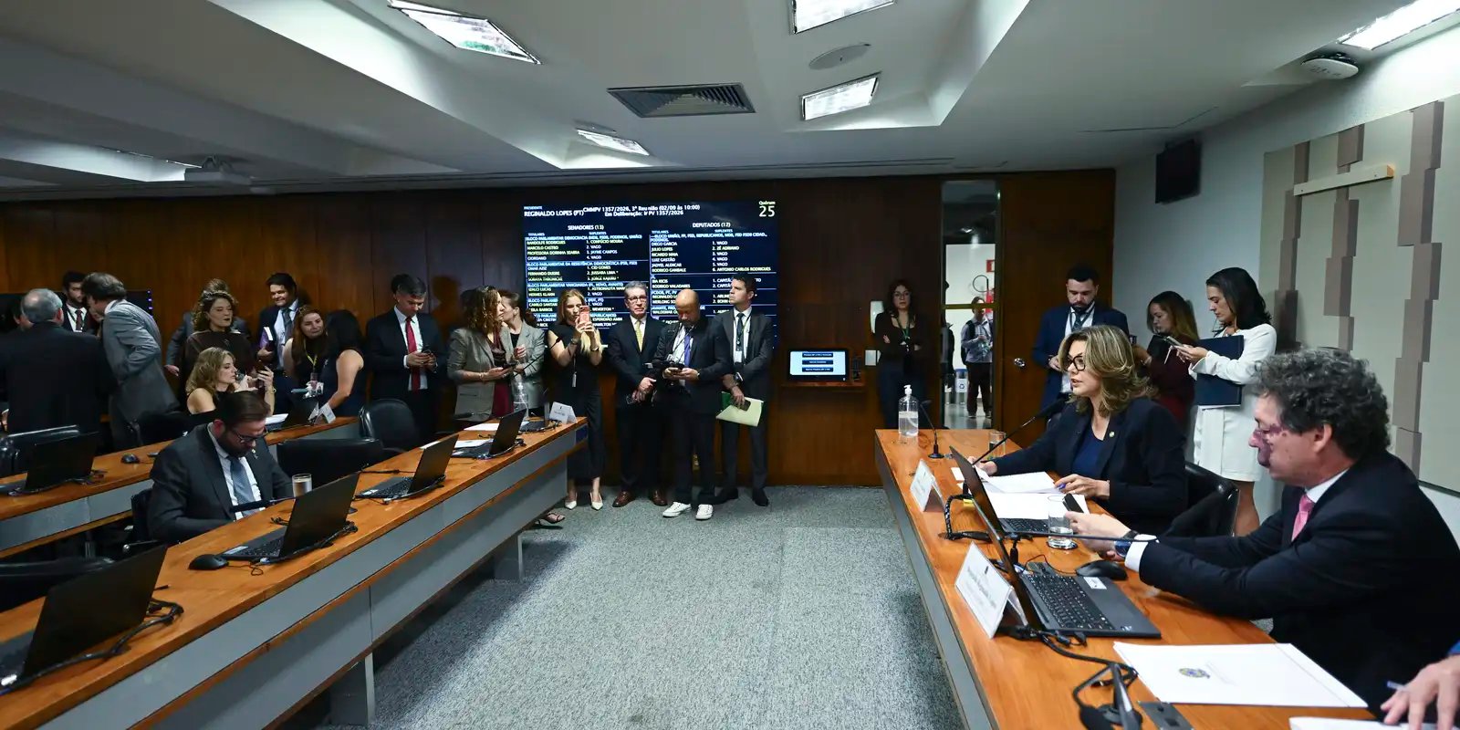 Comissão aprova MP da taxa das blusinhas: texto segue a plenários Comissão aprova MP da taxa das blusinhas: texto segue a plenários