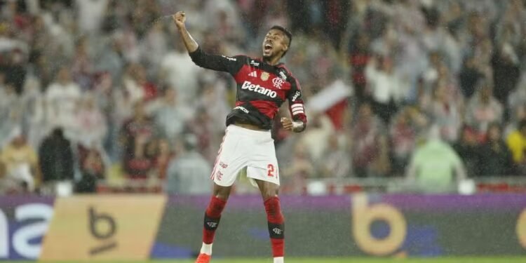 Flamengo domina o Corinthians, leva susto, mas Bruno Henrique decide no final: 2 a 1