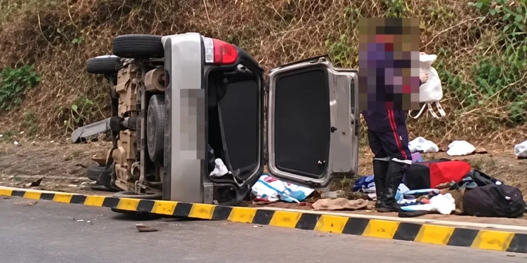 Idoso morre e três ficam feridos após carro capotar na BR-101 em Ibiraçu Idoso morre e três ficam feridos após carro capotar na BR-101 em Ibiraçu