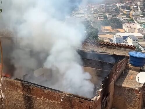 Casa é destruída por incêndio em Barra de São Francisco; família pede ajuda Casa é destruída por incêndio em Barra de São Francisco; família pede ajuda