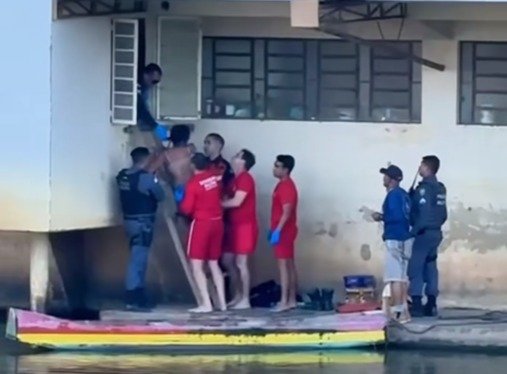 Vídeo: mulher é resgatada pelo Corpo de Bombeiros debaixo de ponte em Nova Venécia